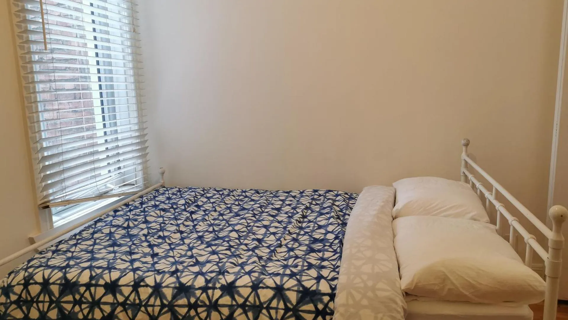 Delightful Room Near Metro Monk Station With Self Check-In Montreal Guest house