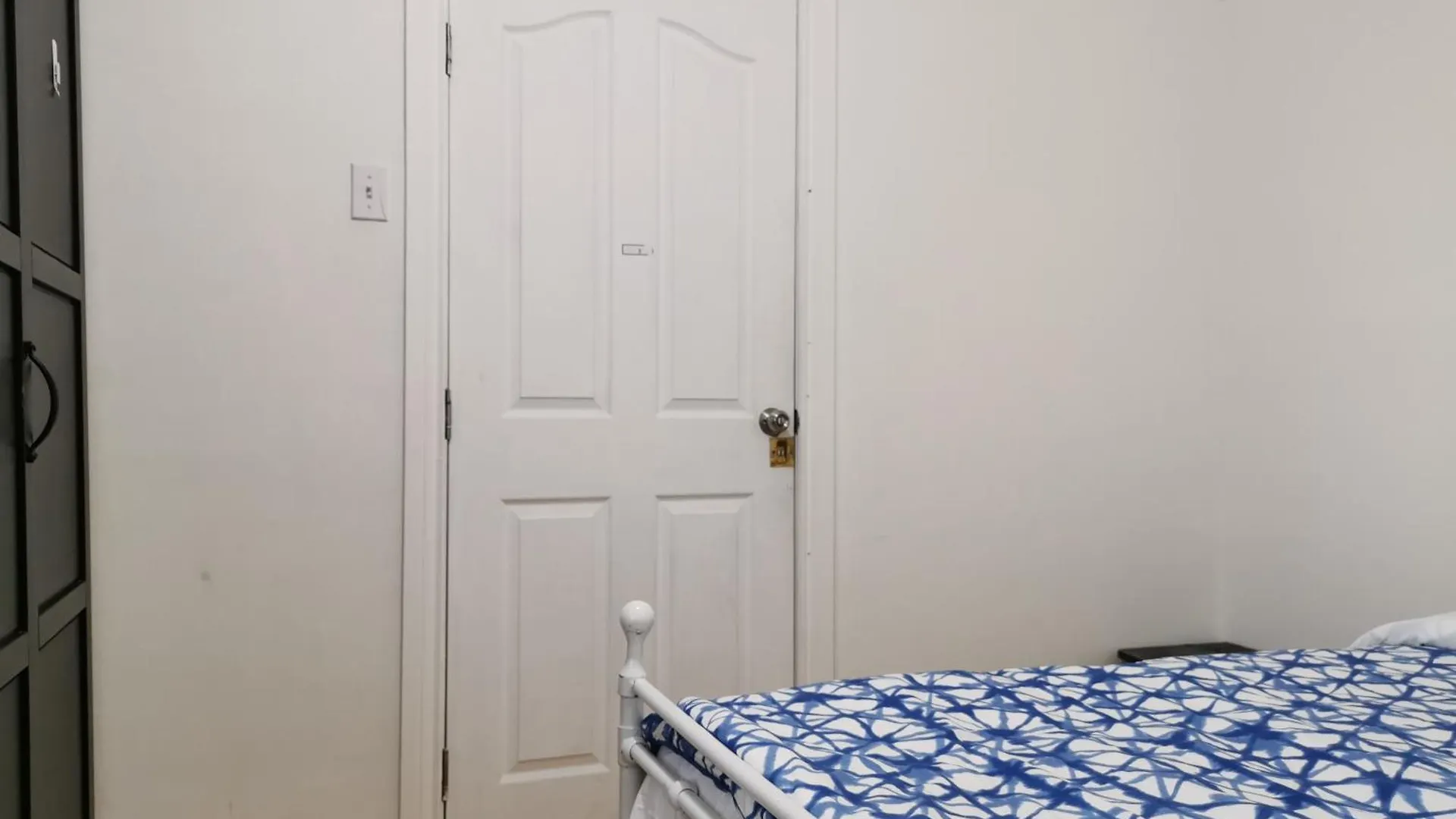 Guest house Delightful Room Near Metro Monk Station With Self Check-In Montreal